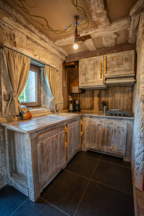 Gemütliche Holzküche mit Vintage-Charme im Hobbit huisje, Familiepark Goolderheide, Belgien.