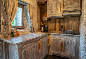 Acogedora cocina rústica con muebles de madera en Hobbit huisje, Familiepark Goolderheide, Bélgica.