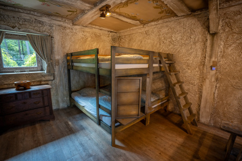 Gemütliches Zimmer mit Etagenbett im Hobbit huisje bei Familiepark Goolderheide in Belgien.