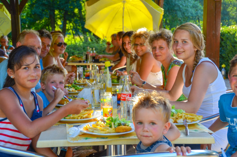 Restaurante para huéspedes - Parque de vacaciones Better Off La Draille - Souillac, Dordoña, Francia