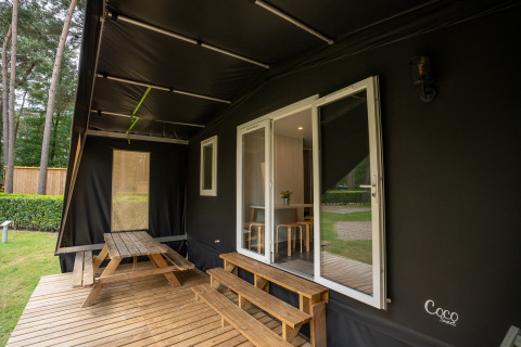 Terras van Cooc Tent Deluxe safaritent met picknickbank bij Familiepark Goolderheide in België.