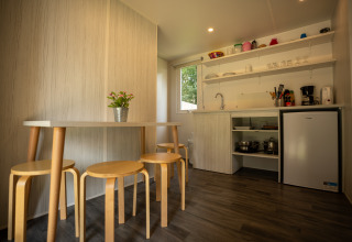 Cuisine moderne et coin repas dans la tente Cooc tent deluxe à Familiepark Goolderheide, Belgique, intérieur lumineux.