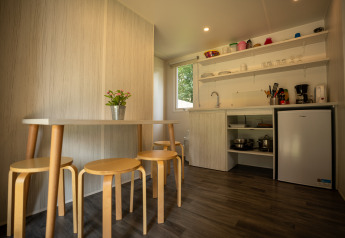 Moderne Küche und Essbereich im Cooc tent deluxe im Familiepark Goolderheide, Belgien, helles Design.