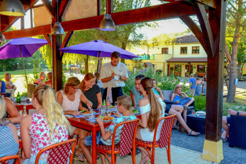 Restaurante para huéspedes 2 - Parque de vacaciones Better Off La Draille - Souillac, Dordoña, Francia