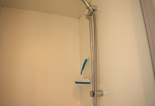 Moderne douche in Cooc tent deluxe bij Familiepark Goolderheide, België, met handdouche en wisser.