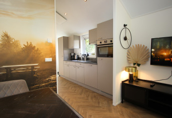 Moderne lodgekeuken in Velthorst Hottub bij EuroParcs Ruinen, Nederland, met gezellige inrichting.