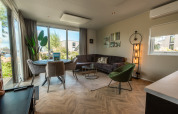 Modernes Wohnzimmer im Vakantiechalet comfort+ im Vakantiepark De Wiedense Meren mit heller, komfortabler Ausstattung.