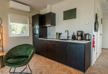Coin cuisine moderne au Vakantiechalet comfort+ du Vakantiepark De Wiedense Meren aux Pays-Bas.