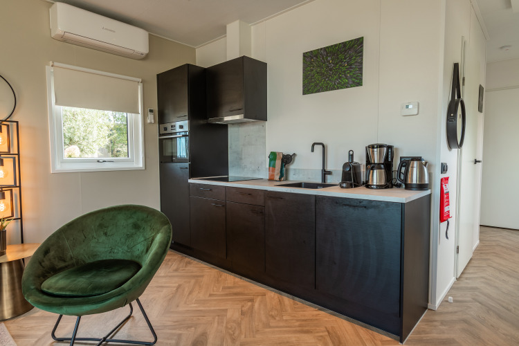 Moderne Küchenzeile im Vakantiechalet comfort+ im Vakantiepark De Wiedense Meren in den Niederlanden.