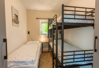 Camera luminosa con letto a castello e singolo presso Vakantiechalet comfort+ a Vakantiepark De Wiedense Meren.