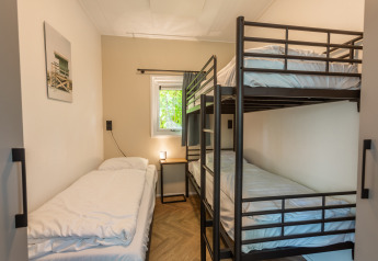 Camera luminosa con letto a castello e singolo presso Vakantiechalet comfort+ a Vakantiepark De Wiedense Meren.