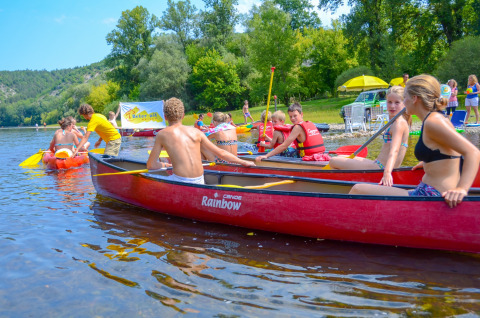 Kinderen genieten van kanoën op een rivier bij vakantiepark La Draille in Occitanië, Frankrijk.