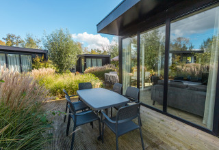 Terrasse mit Tisch und Stühlen am Vakantiechalet comfort+ im Vakantiepark De Wiedense Meren, Niederlande.