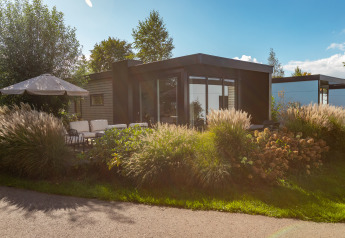 Chalet moderne entouré de verdure au Vakantiechalet comfort+ du Vakantiepark De Wiedense Meren, Pays-Bas.