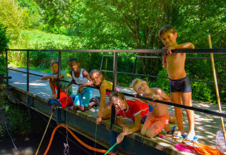 Enfants près de la rivière sur le parc - Better Off parc de vacances La Draille - Souillac, Dordogne, France