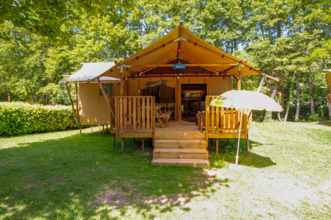 Lodgetent Brive vista frontal con terraza - Parque de vacaciones Beter Uit La Draille - Souillac, Dordoña, Francia