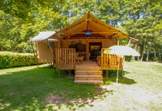 Lodgetent Brive vista frontal con terraza - Parque de vacaciones Beter Uit La Draille - Souillac, Dordoña, Francia