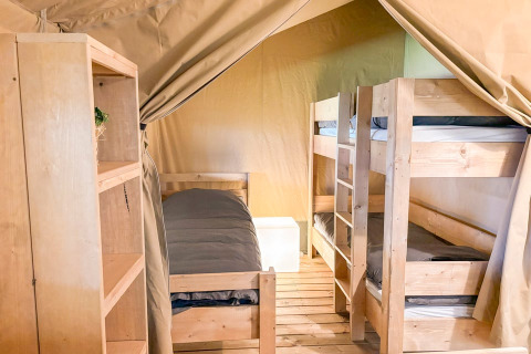 Innenansicht eines Safarizeltes bei Glyngore Camping in Dänemark mit Etagenbetten und Holzboden.