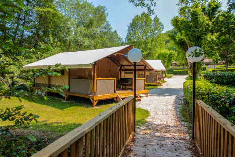 Lodgetents Gourdon på rad og række - Better Off feriepark La Draille - Souillac, Dordogne, Frankrig