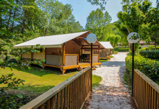 Lodgetents Gourdon på rad og række - Better Off feriepark La Draille - Souillac, Dordogne, Frankrig