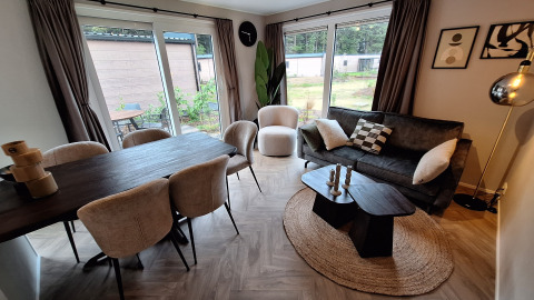 Zona soggiorno e pranzo moderna presso Groeneborg lodge con Hottub al Vakantiepark De Wiltzangh, Paesi Bassi.