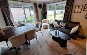 Salon et salle à manger modernes au Groeneborg lodge avec Hottub au Vakantiepark De Wiltzangh aux Pays-Bas.