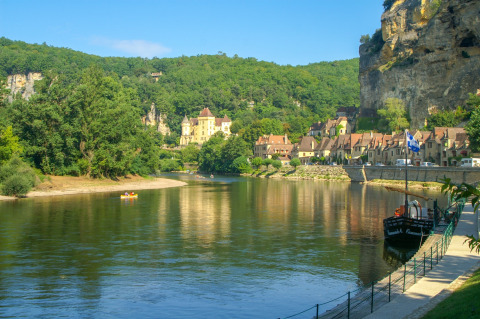 Omgeving rivier met uitzicht op stad en berg - Beter Uit vakantiepark La Draille - Souillac, Dordogne, Frankrijk