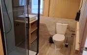 Badkamer in een safaritent met douche, toilet en wastafel op Camping de Regenboog in Tsjechië.