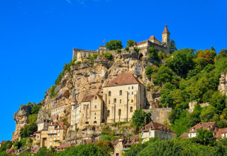 Uitzicht op het pittoreske stadje Rocamadour met zijn historische gebouwen op een rots in Occitanie, Frankrijk.