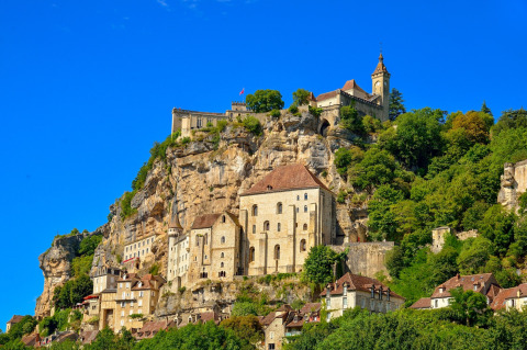 Uitzicht op het pittoreske stadje Rocamadour met zijn historische gebouwen op een rots in Occitanie, Frankrijk.