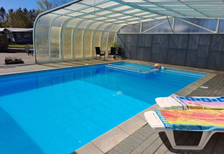 Swimmingpool med overdækning og liggestole ved Glyngøre Camping i Midtjylland, Danmark.