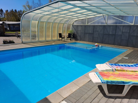 Swimmingpool med overdækning og liggestole ved Glyngøre Camping i Midtjylland, Danmark.