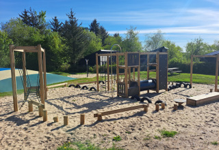 Parco giochi con strutture per arrampicata presso Glyngore Camping nella regione centrale della Danimarca.