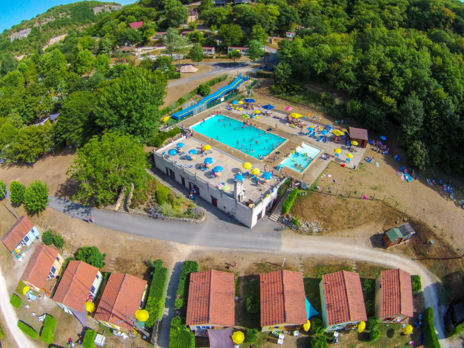 Aperçu du parc et de la piscine - Parc de vacances Beter Uit La Draille - Souillac, Dordogne, France