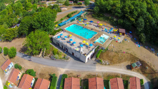 Overview park en zwembad - Beter Uit vakantiepark La Draille - Souillac, Dordogne, Frankrijk