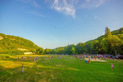 Vakantiegangers genieten van outdooractiviteiten op een groot grasveld bij La Draille, Occitanië, Frankrijk.