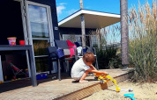 Kind in der Terrassenhütte - Kompas Camping Westende - Middelkerke, Westflandern, Belgien