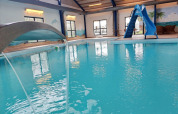 Piscina cubierta con tobogán y cascada en el camping Himmerland, en Jutlandia del Norte, Dinamarca.