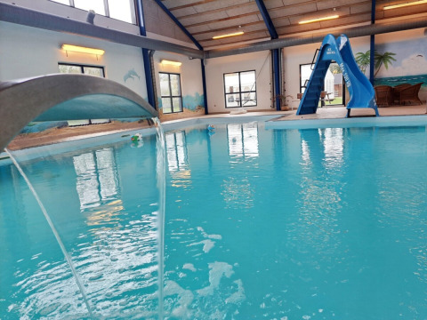 Hallenbad mit Wasserrutsche und Wasserfall im Himmerland Campingpark in Nordjütland, Dänemark.