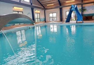 Piscina cubierta con tobogán y cascada en el camping Himmerland, en Jutlandia del Norte, Dinamarca.