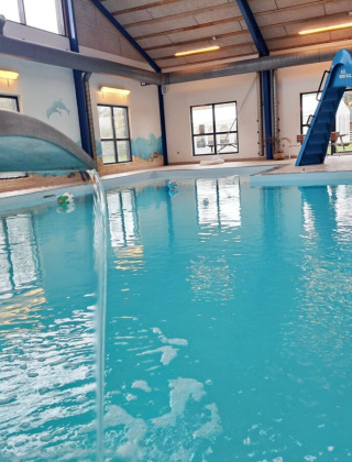 Piscina cubierta con tobogán y cascada en el camping Himmerland, en Jutlandia del Norte, Dinamarca.