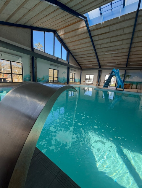 Piscina cubierta con tobogán de agua y fuente en Himmerland camping, en Jutlandia del Norte, Dinamarca.