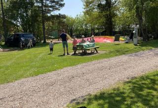 Famiglie e cani si godono il sole al campeggio Himmerland, parco vacanze nello Jutland settentrionale, Danimarca.