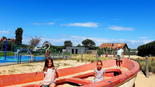 Meisjes in speeltuin - Kompas Camping Westende - Middelkerke, West-Vlaanderen, België