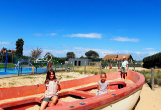 Meisjes in speeltuin - Kompas Camping Westende - Middelkerke, West-Vlaanderen, België