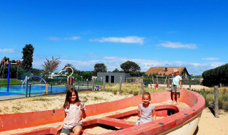 Chicas en el parque infantil - Kompas Camping Westende - Middelkerke, Flandes Occidental, Bélgica