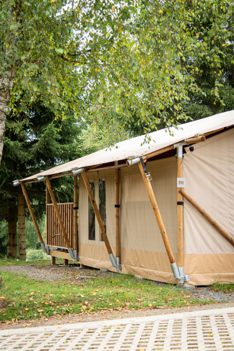 Tienda safari lado trasero - Camping Petit Suisse - Manhay, Luxemburgo, Bélgica