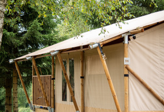 Tienda safari lado trasero - Camping Petit Suisse - Manhay, Luxemburgo, Bélgica