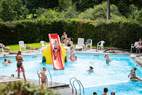 Acercamiento tobogán piscina infantil _ piscina exterior - Camping Petit Suisse - Manhay, Luxemburgo, Bélgica