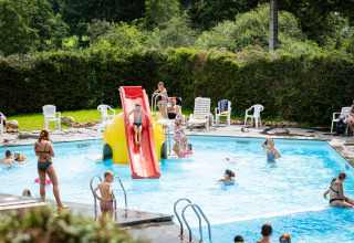 Nærbillede af rutsjebane og soppebassin _ udendørs pool - Camping Petit Suisse - Manhay, Luxembourg, Belgien